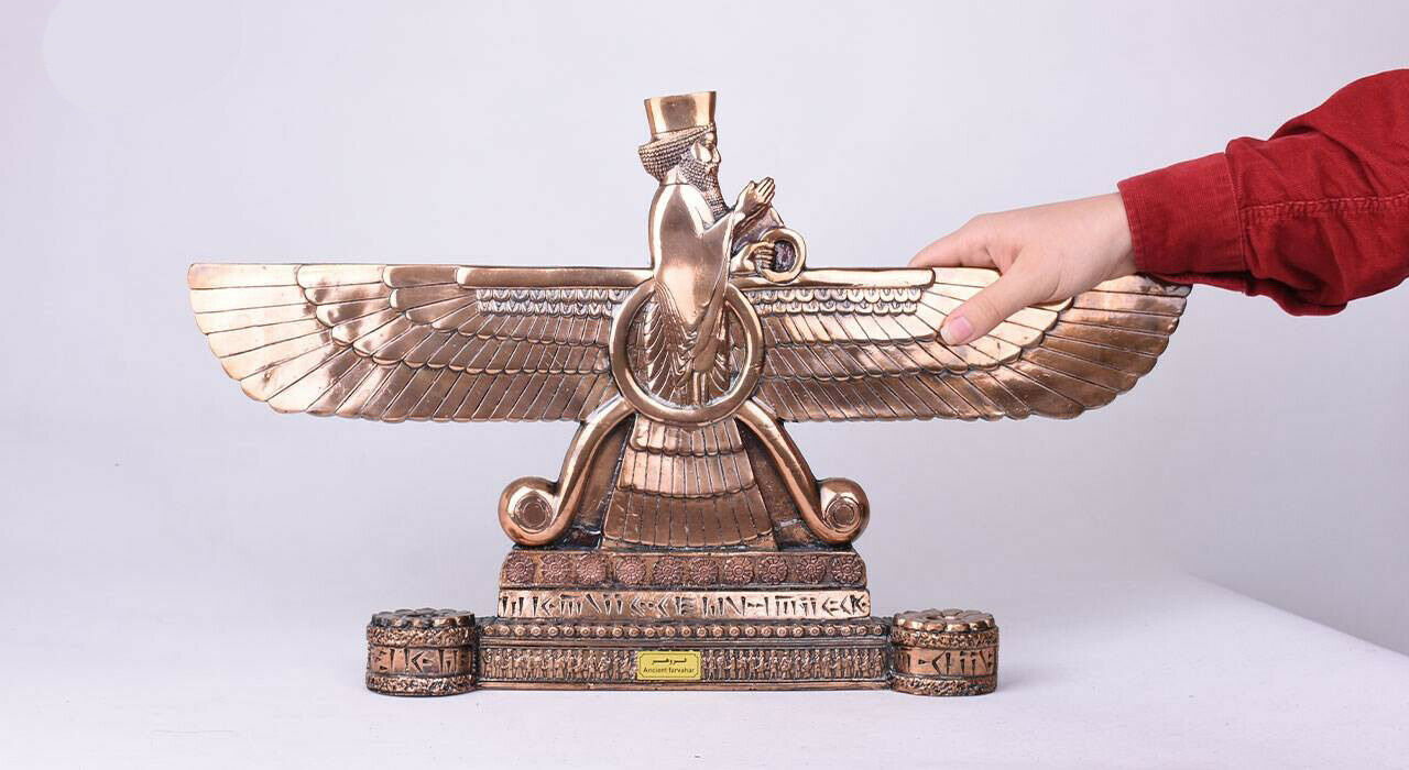 Историческая фигурка Ахура Мазды с символом Фарвахар, бронза, персидская