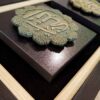 Настенное панно с исламской каллиграфией и деревянной мозаикой — «Аллах, Мухаммад и Али»