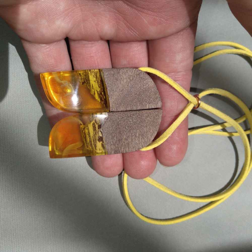 Ожерелье ручной работы из дерева и смолы — модель «Кух»