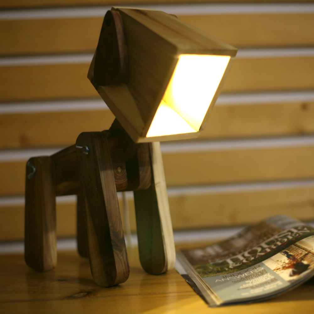 Деревянная настольная лампа ручной работы «Собака»