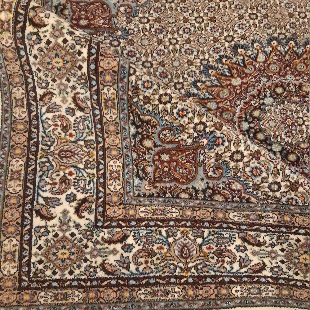 Персидский ковер ручной работы (Бирджанд, узор «Риз Махи» / Герати) — кремовый шелк и шерсть