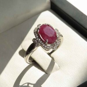Серебряное кольцо «Кияна Дорса» с красным рубином