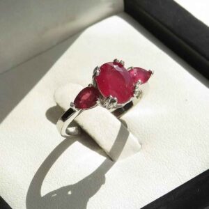 Серебряное кольцо «Кияна Сина» с красным рубином