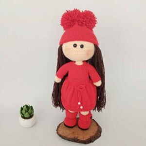 Кукла амигуруми «Красная девочка» — игривая мягкая игрушка