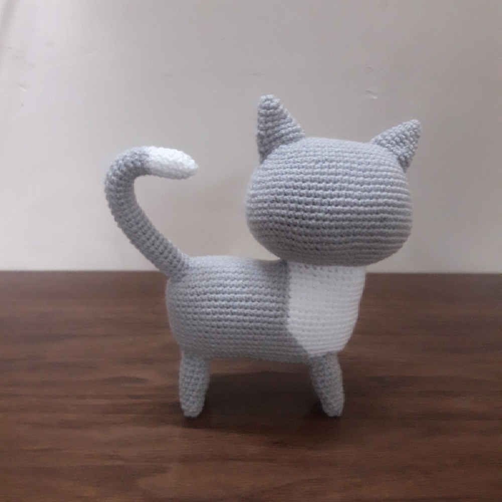 Вязаная игрушка Амигуруми «Маленькая кошка» — серый хлопок