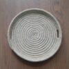 Круглая корзина из пальмовых листьев