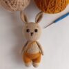 Вязаная игрушка амигуруми «Заяц» (коричневая, 15.5 см)