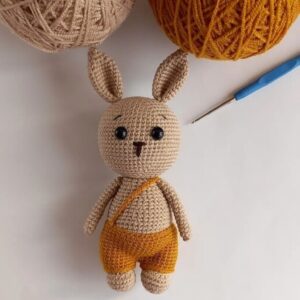 Вязаная игрушка амигуруми «Заяц» (коричневая, 15.5 см)