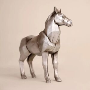 Серебристая фигурка лошади в стиле кубизм