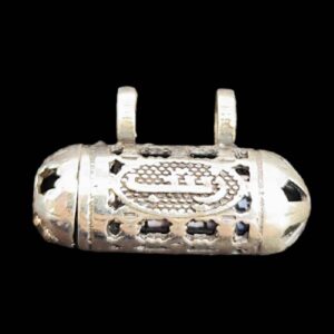 Серебряный кулон с каллиграфией «Зайнаб» и хирзом