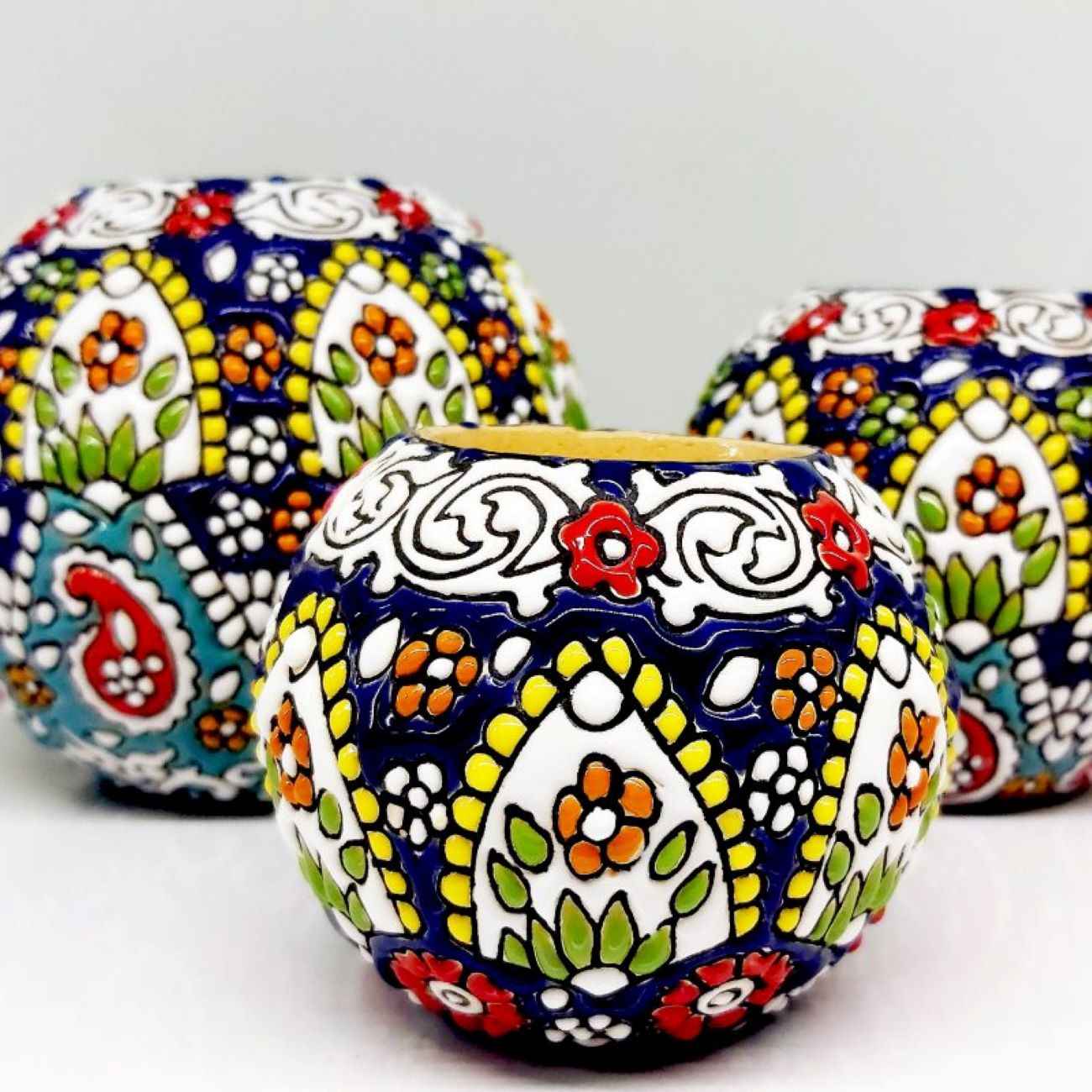 Персидский подсвечник «Минакари» с художественным орнаментом