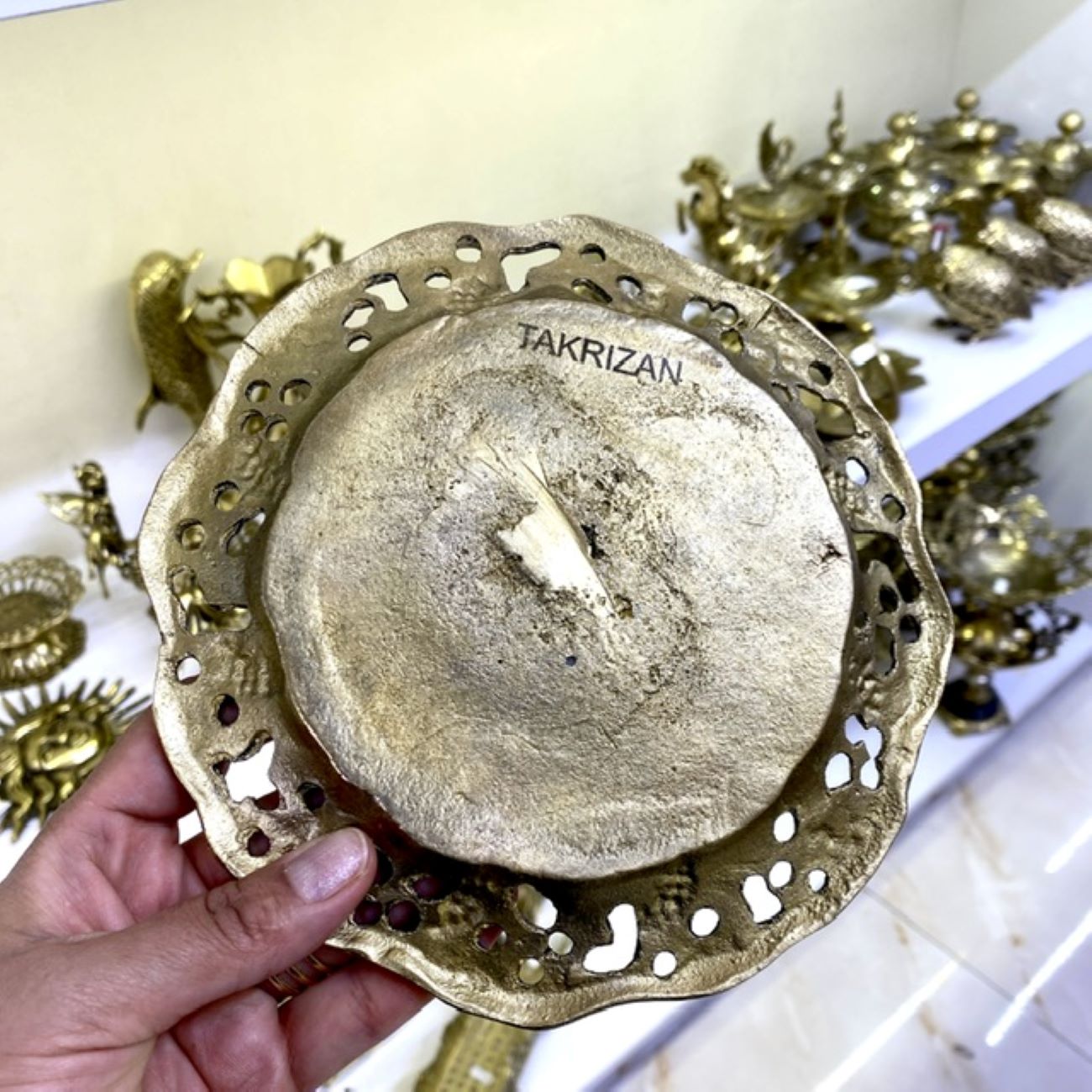 Латунная тарелка Каламзани с виноградным орнаментом