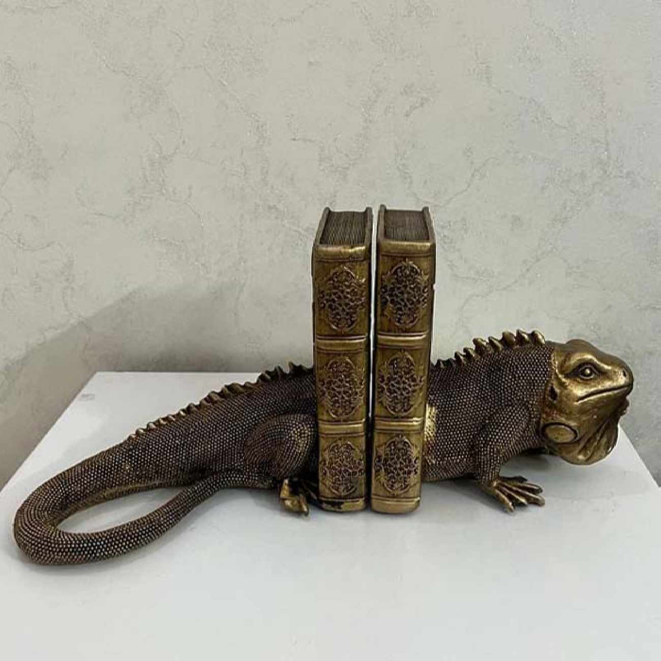 Декоративный книжный держатель «Игуана»
