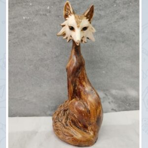 Декоративная фигурка сидящей лисы — художественная скульптура