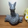 Декоративная фигурка сидящей лисы на дереве — очаровательная скульптура дикой природы