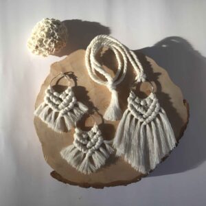 Комплект макраме-серьги и ожерелье в стиле бохо