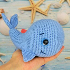 Вязаная синяя игрушка амигуруми «Кит»