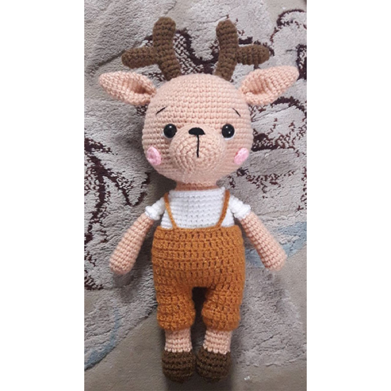 Олень амигуруми — кремовая мягкая игрушка для детей