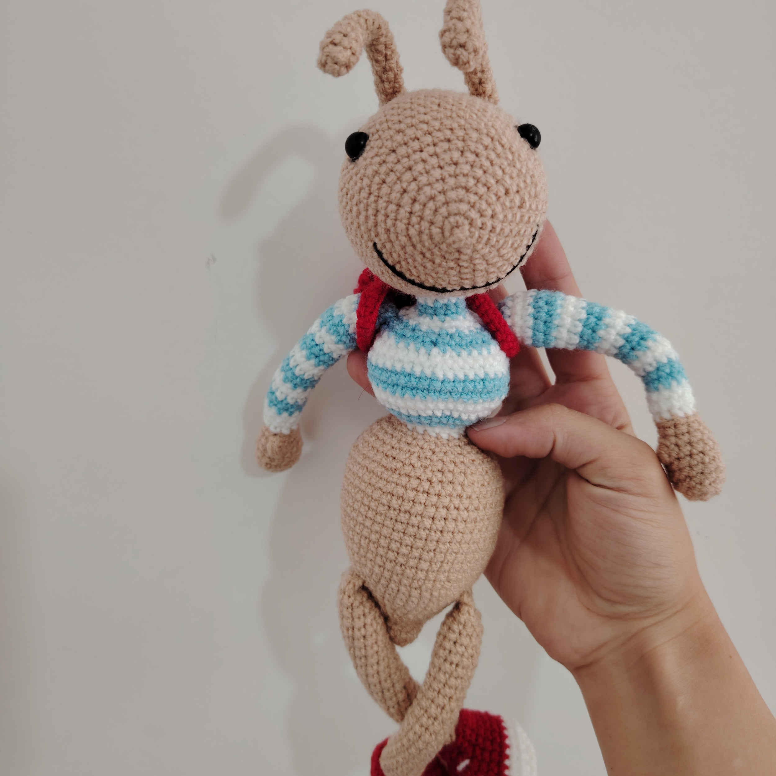 Муравей амигуруми — кремовая игрушка из хлопка
