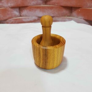 Деревянная ступка с пестиком для измельчения шафрана