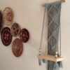 Настенное макраме ручной работы с полкой