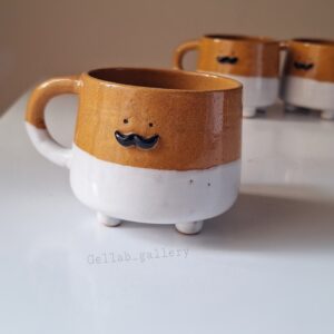 Коричневая гончарная кружка «Усы»