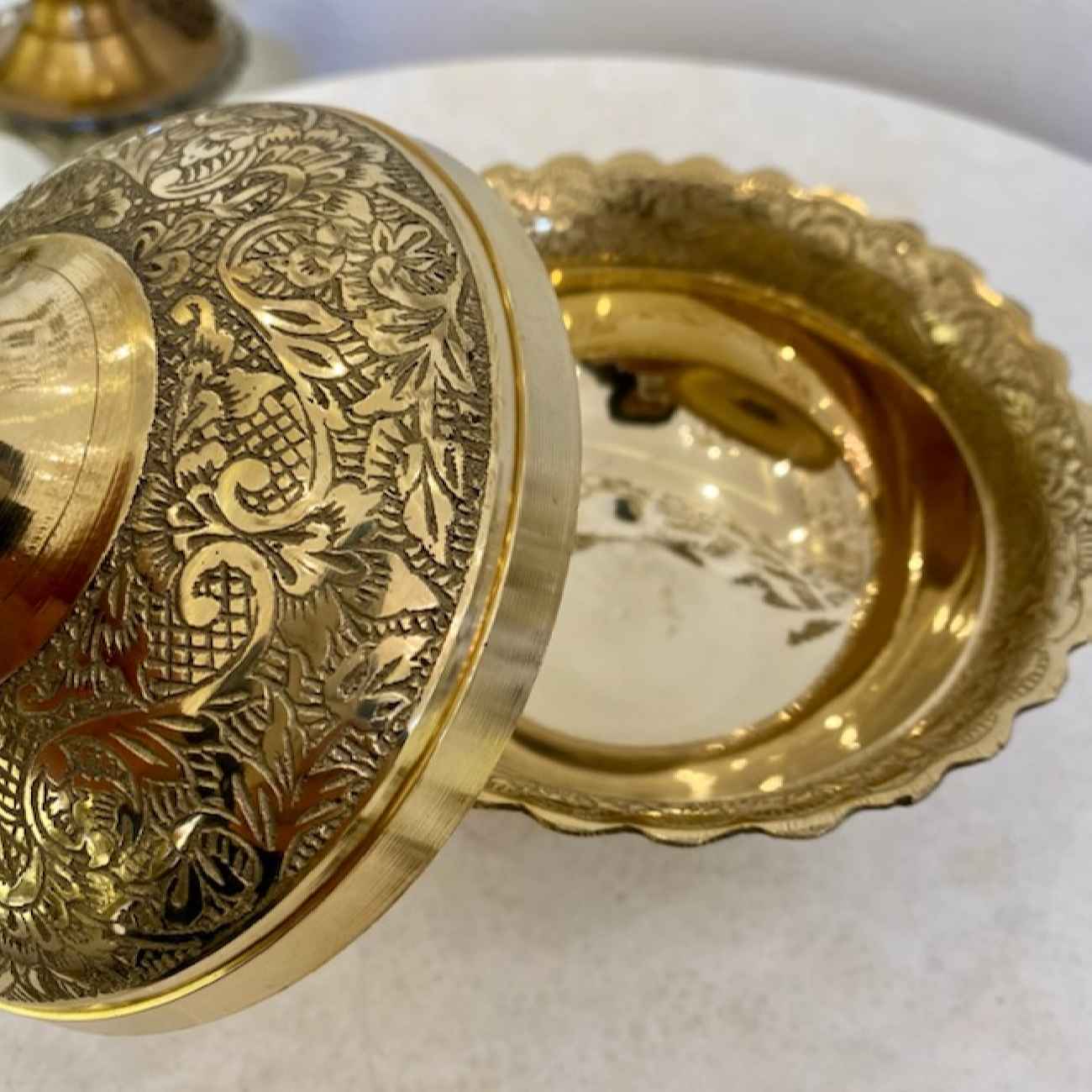 Латунная сахарница с гравировкой — золотистая, с крышкой