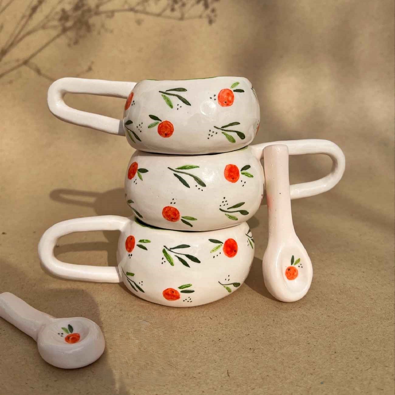 Керамическая кружка с фруктовым узором