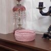 Розовая вязаная корзина с деревянной крышкой — макраме