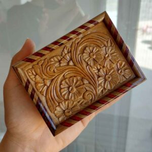 Резная деревянная шкатулка для колье и серег