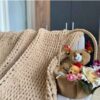 Мягкий вязаный плед — тёплый и стильный для гостиной