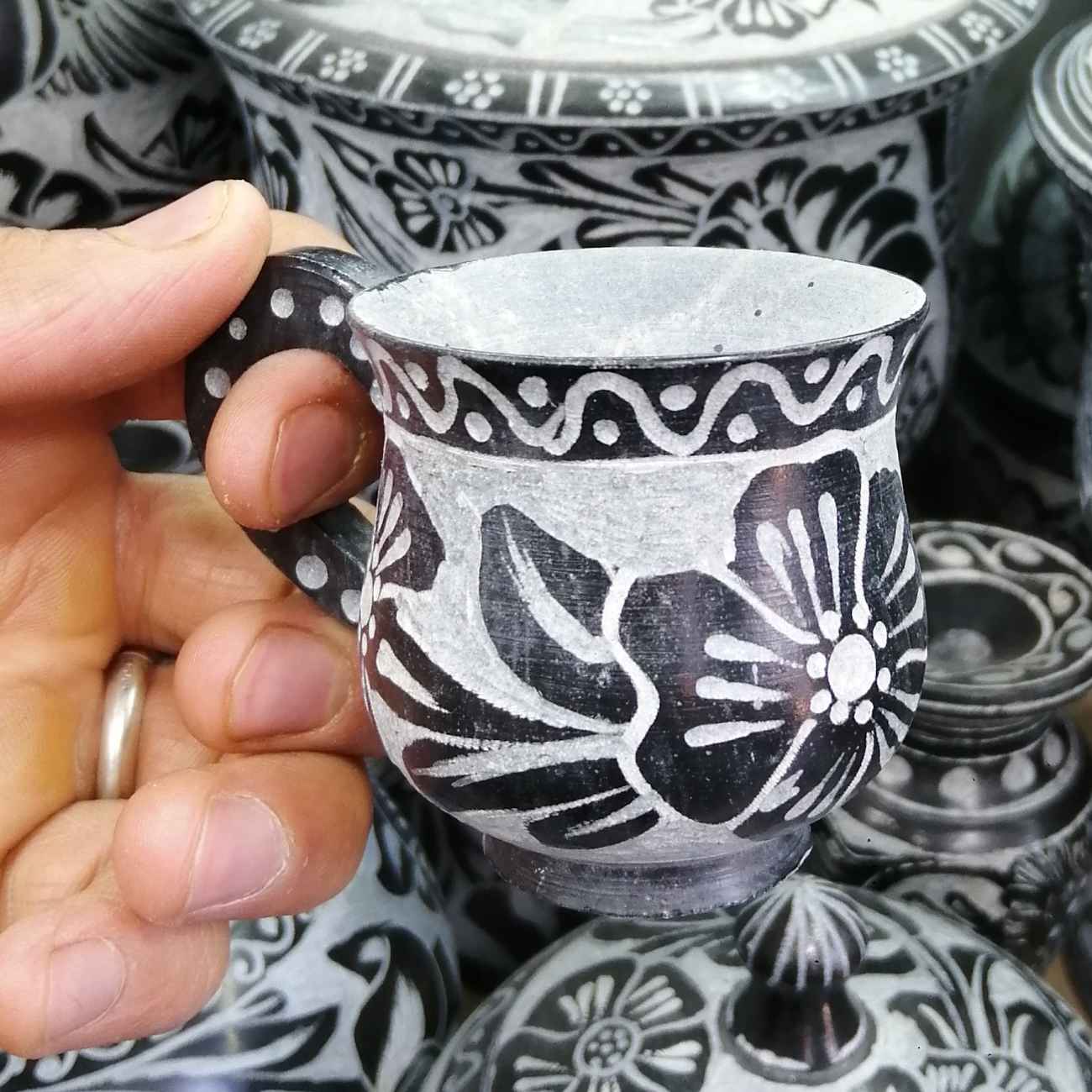 Черные каменные чашки с ручкой — набор 2 шт.