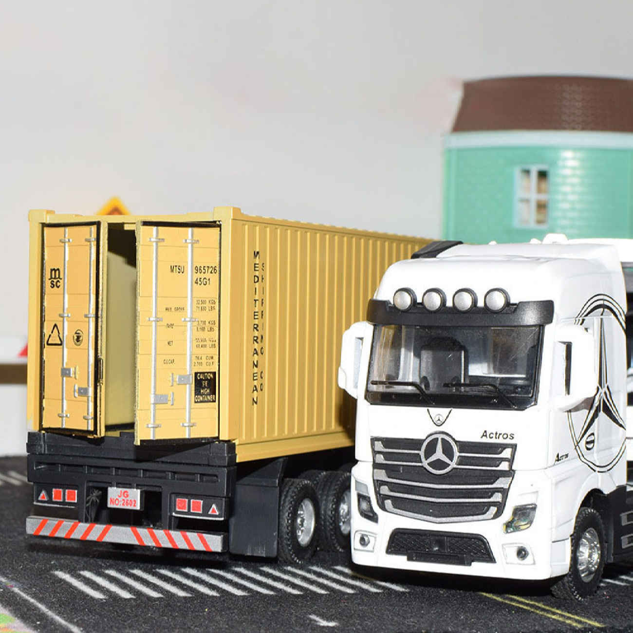 Грузовик Mercedes-Benz Actros с контейнером MSC
