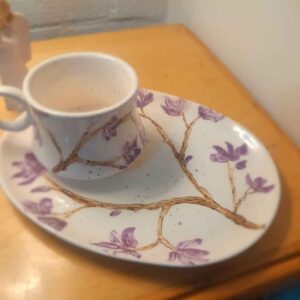 Персидская керамическая чашка с блюдцем, украшенная нежной лавандой