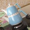 Светло-синий чайник с цветочным узором и горошком