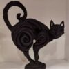 Скульптура кошки в стиле оригами – впечатляющая и изящная фигурка животного