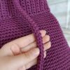 Ручная вязаная сумка — уникальная и стильная для любого случая, фиолетовая