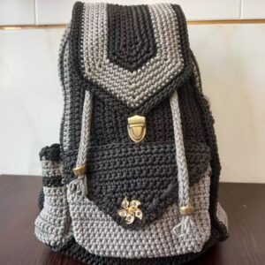 Серый вязаный рюкзак в стиле бохо