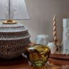 Керамическая лампа с леопардовым узором – смелый акцент в интерьере