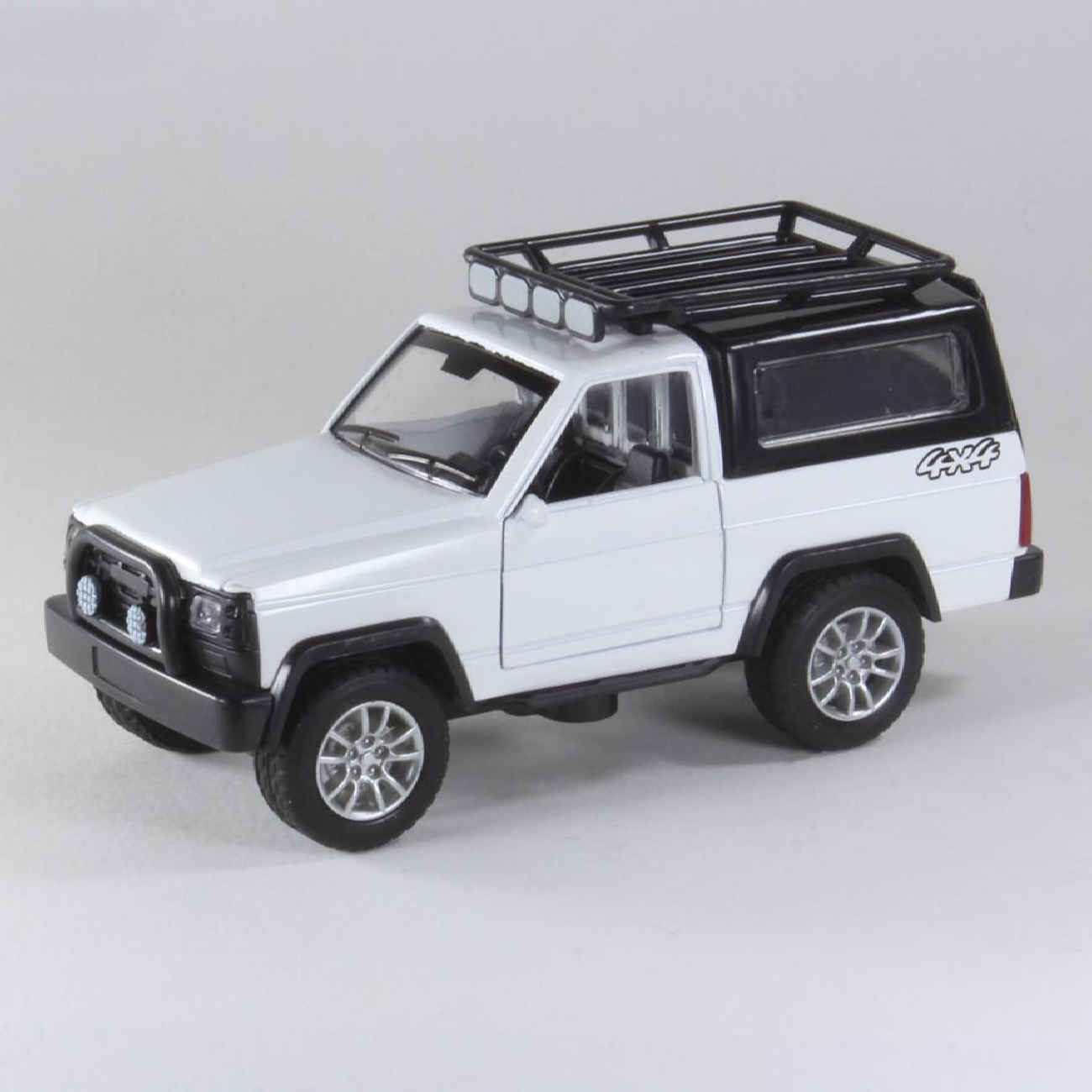 Коллекционный внедорожник Nissan Patrol 1988