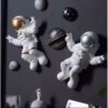 Настенная статуэтка астронавта