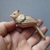Настольные деревянные часы с фигуркой птицы