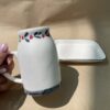 Керамическая кружка с блюдцем, ручная роспись с цветочной и листовой каймой
