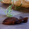 Резная деревянная расческа с цветочным узором