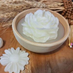 Свечи в глиняных банках с цветком ранункулюса — ручная работа