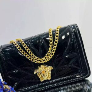 Роскошная сумка из искусственной кожи с эффектной цепочкой
