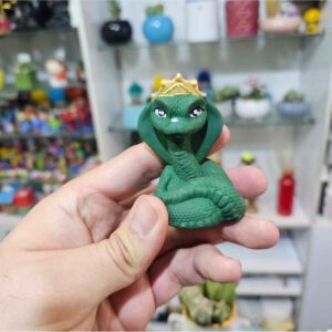 Фигурка змеи — символ персидского Нового года 1404