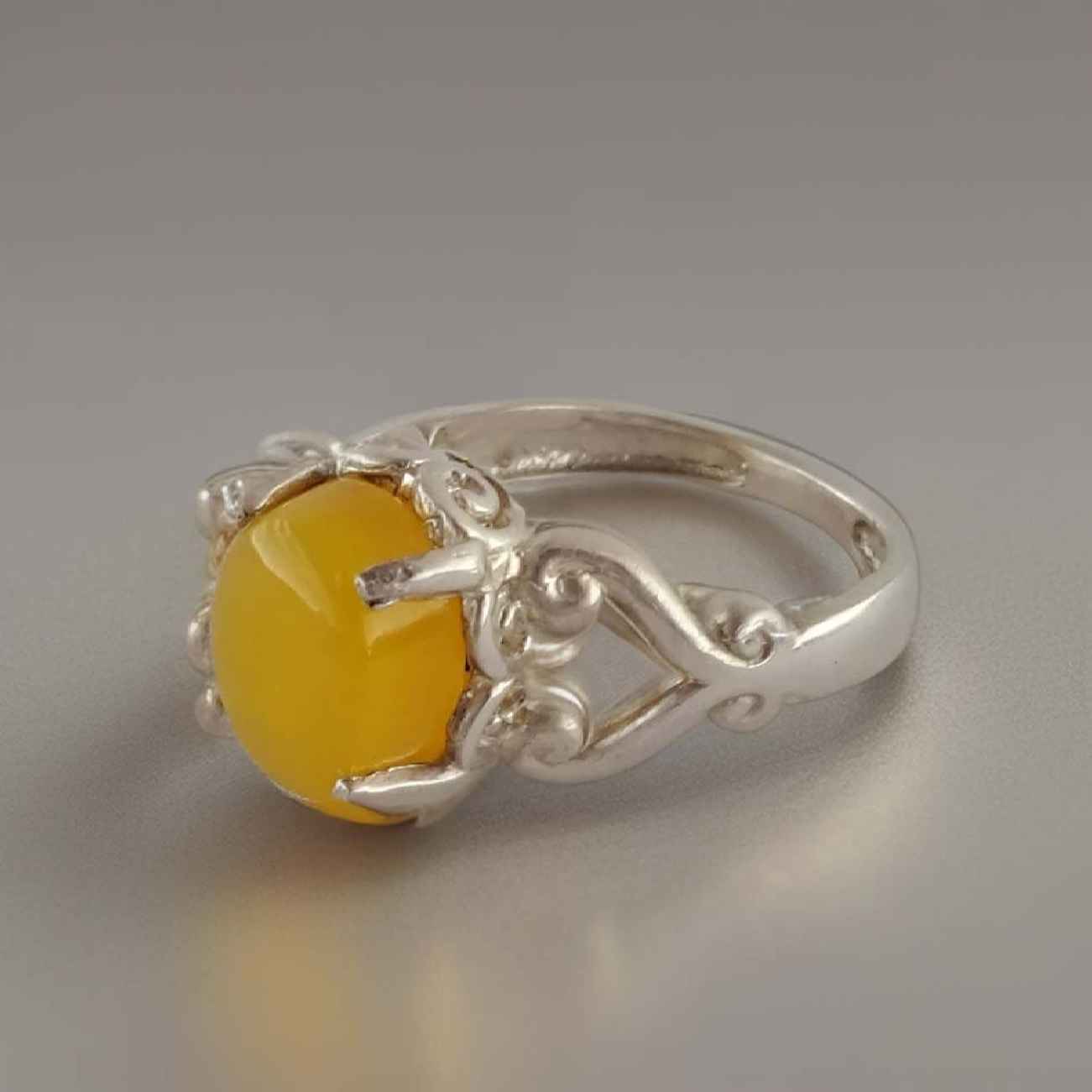 Серебряное кольцо с жёлтым агатом «Шараф аш-Шамс» — закрепка на четырёх лапках
