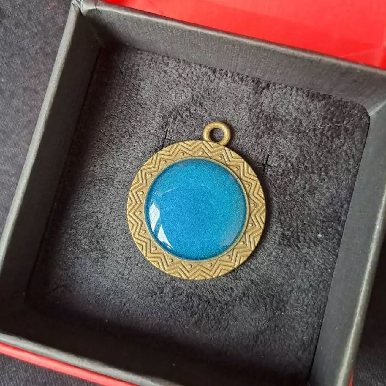 Авторское ожерелье из бронзы с камнем из смолы