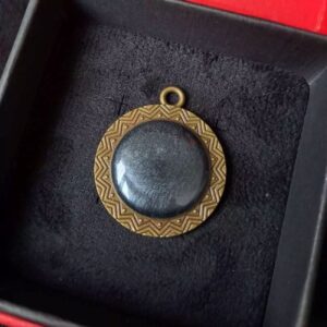 Авторское ожерелье из бронзы с камнем из смолы